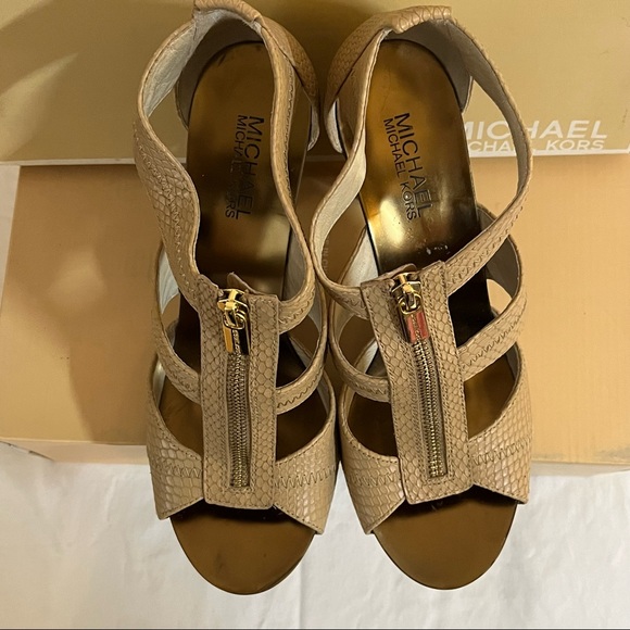 Michael Kors MK tan and brown, leather, strappy sandal heels with gold zipper - Picture 5 of 9